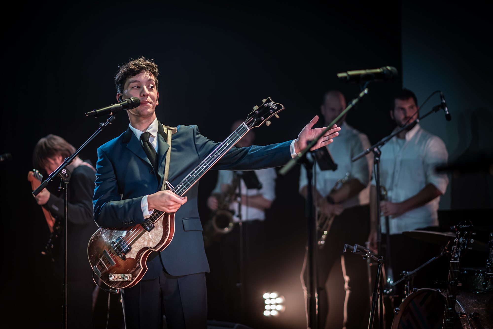 Thomas with his Höfner bass, The Eggman in the background